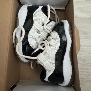 JORDAN 11 RETRO LOW BT 3c